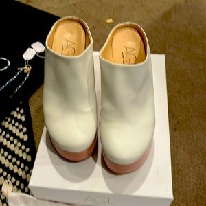 SUPER COOL WHITE PLATFORM CLOGS WORN A FEW TIMES BY AGL AGAIN!